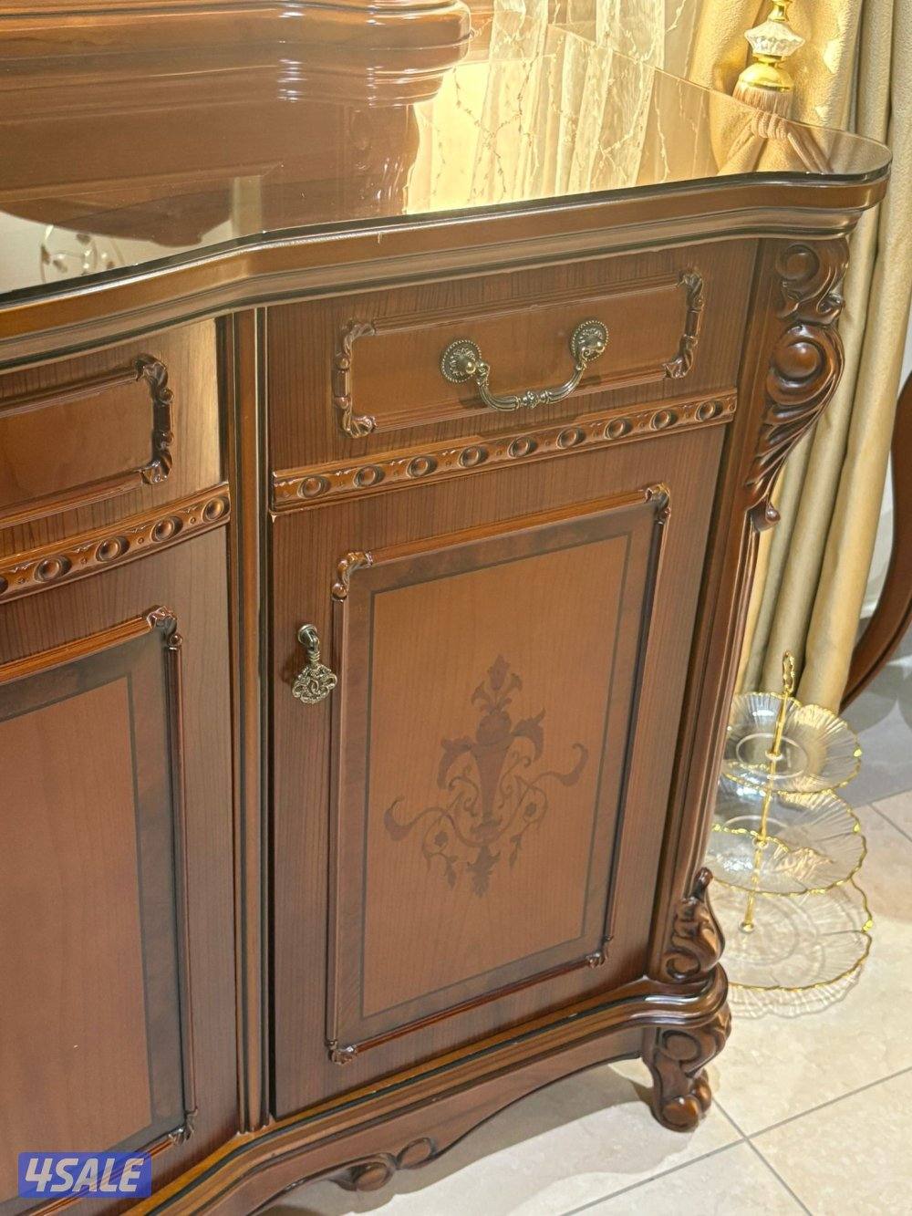 طاولة سفرة تتميز و تتصغر مع ١٢ كرسي و درسوار و منظرة6