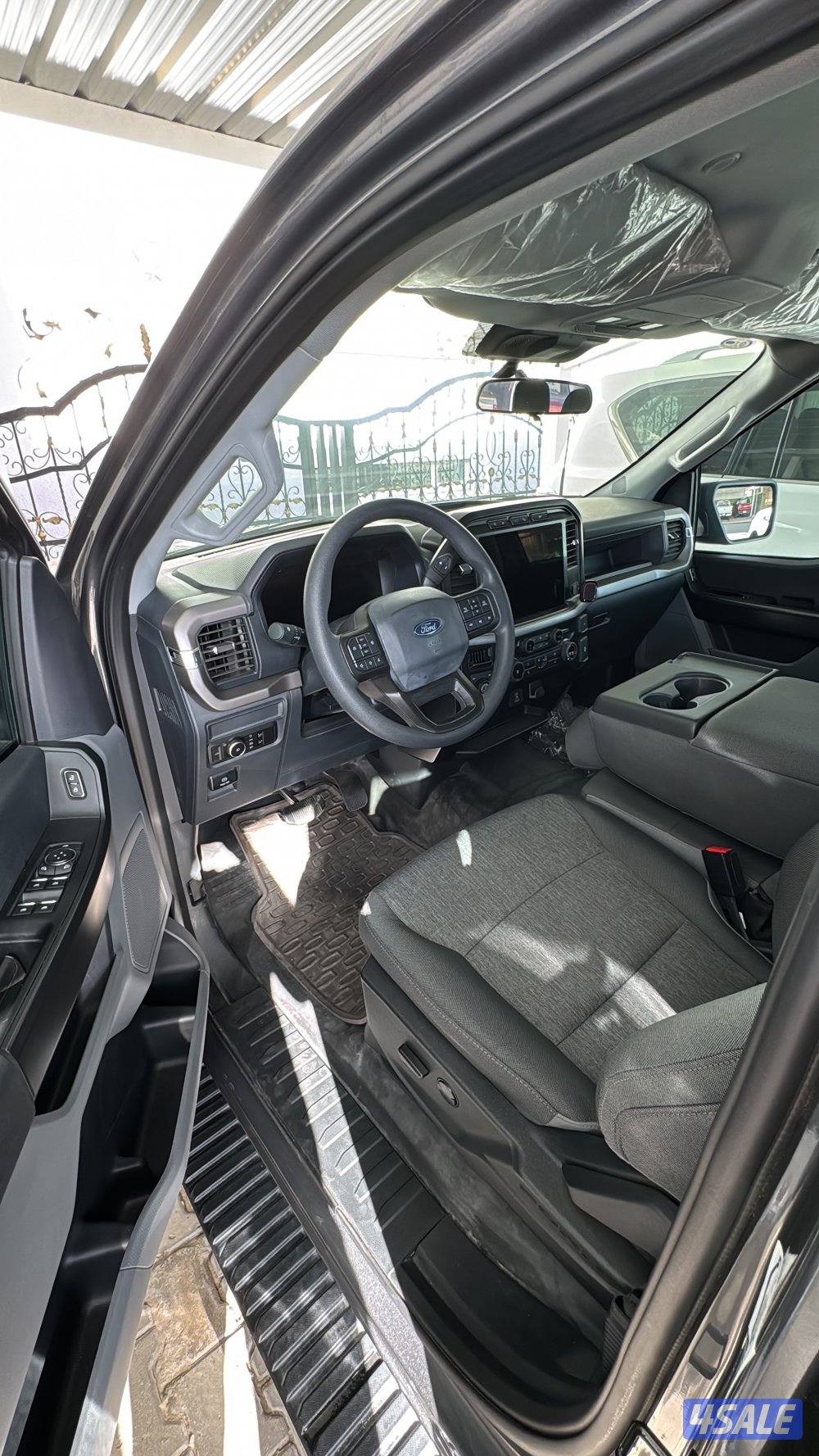 للبيع وانيت فورد فيه دبل موديل 2024 ماشي 16 صبغ الوكالة تحت الكفاله2
