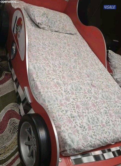 سرير على شكل سيارة سباق للاطفال..
بدون مرتبه سرير
 بحاله ممتازه0