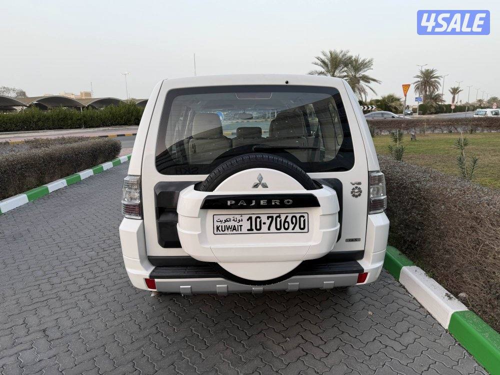 للبيع باجيرو موديل 2011 بحالة طيبة4