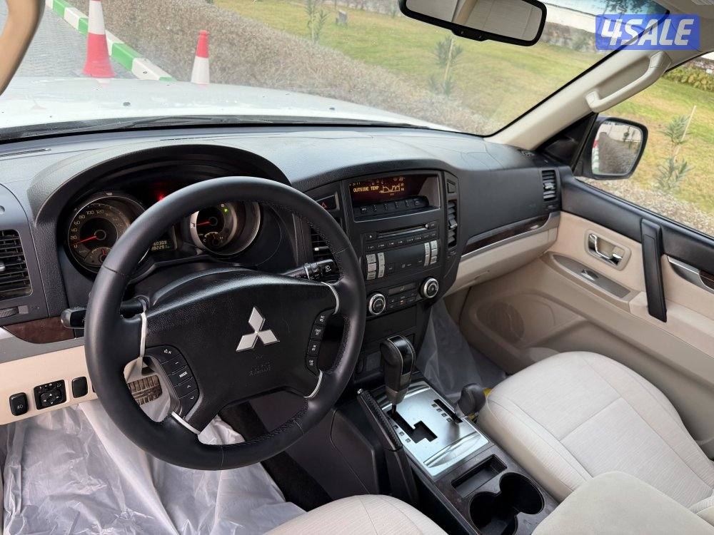 للبيع باجيرو موديل 2011 بحالة طيبة6