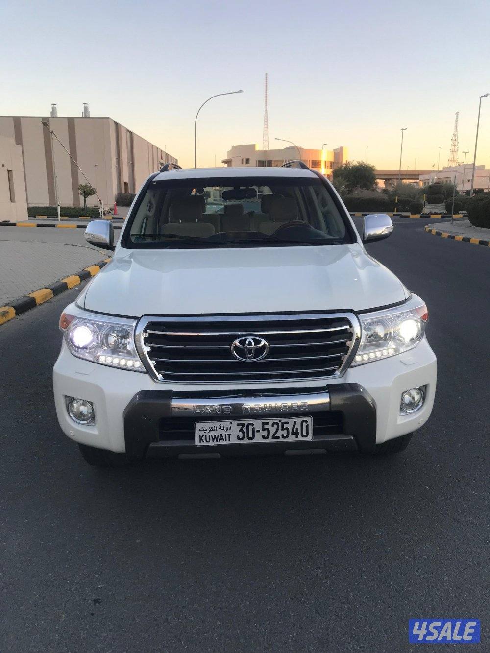 لاند كروزر مديل 2015 GXR لون ابيض 8 سلندر3