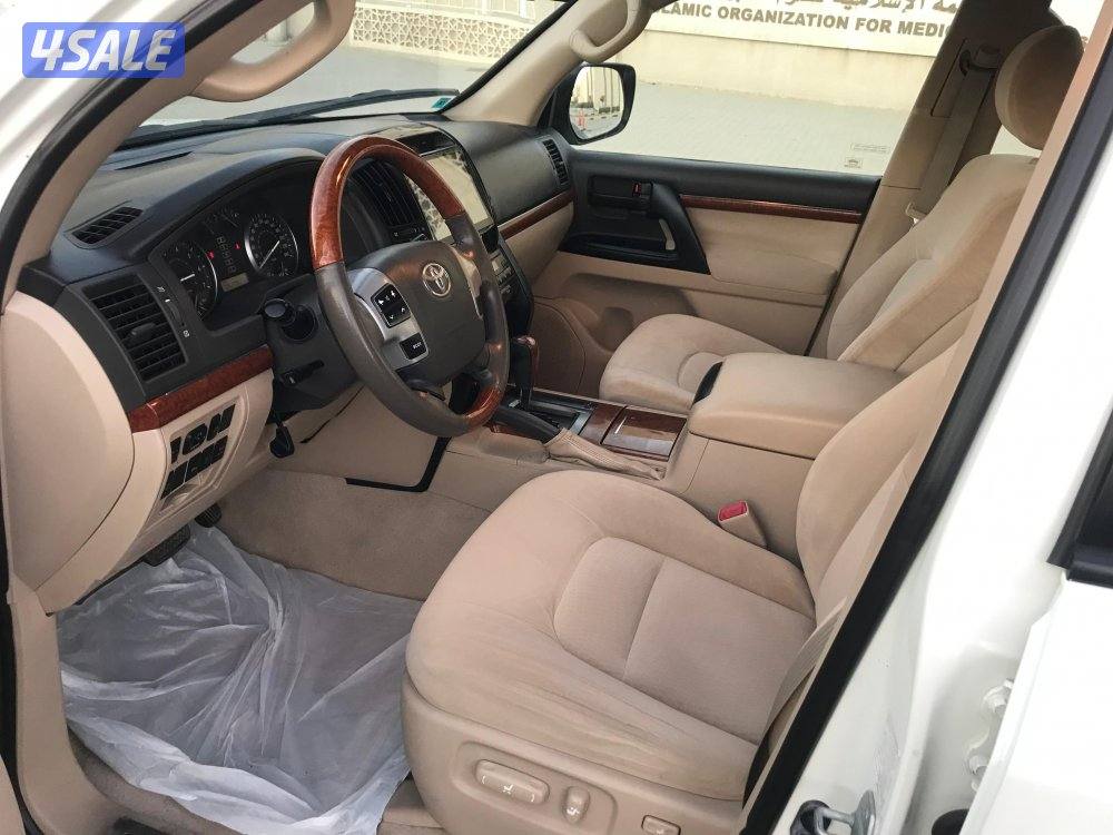 لاند كروزر مديل 2015 GXR لون ابيض 8 سلندر4