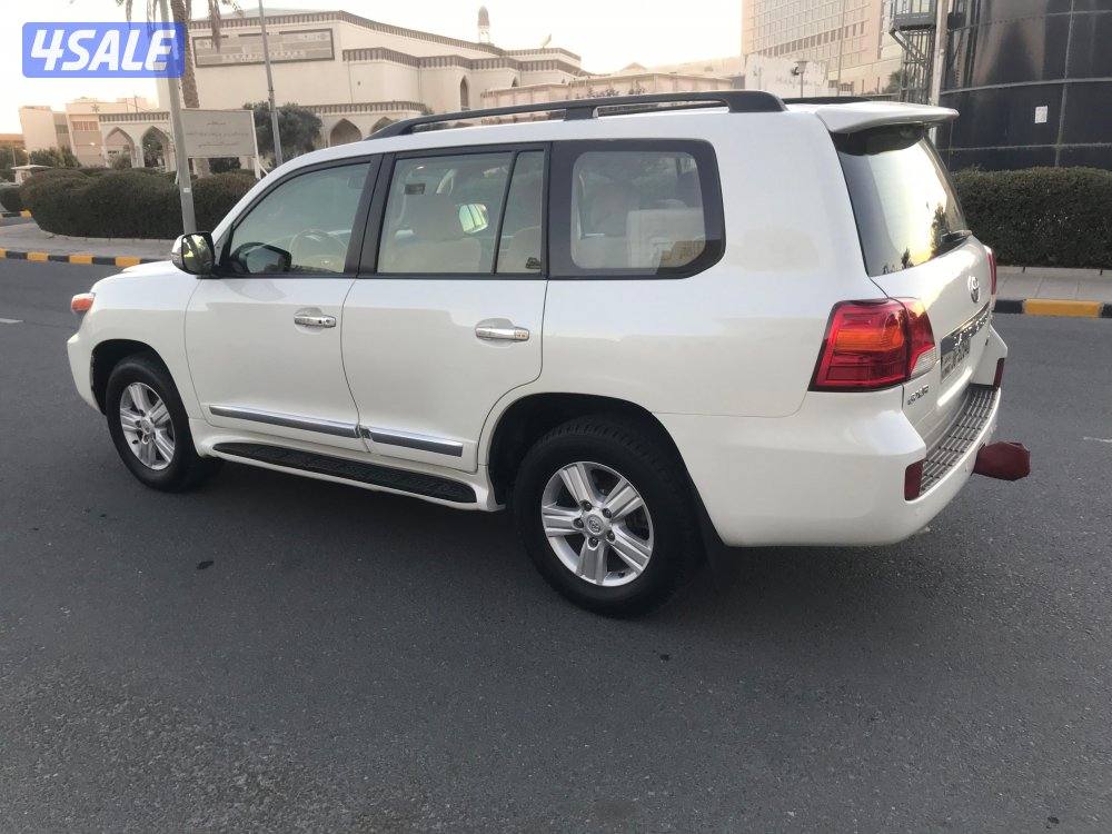لاند كروزر مديل 2015 GXR لون ابيض 8 سلندر10