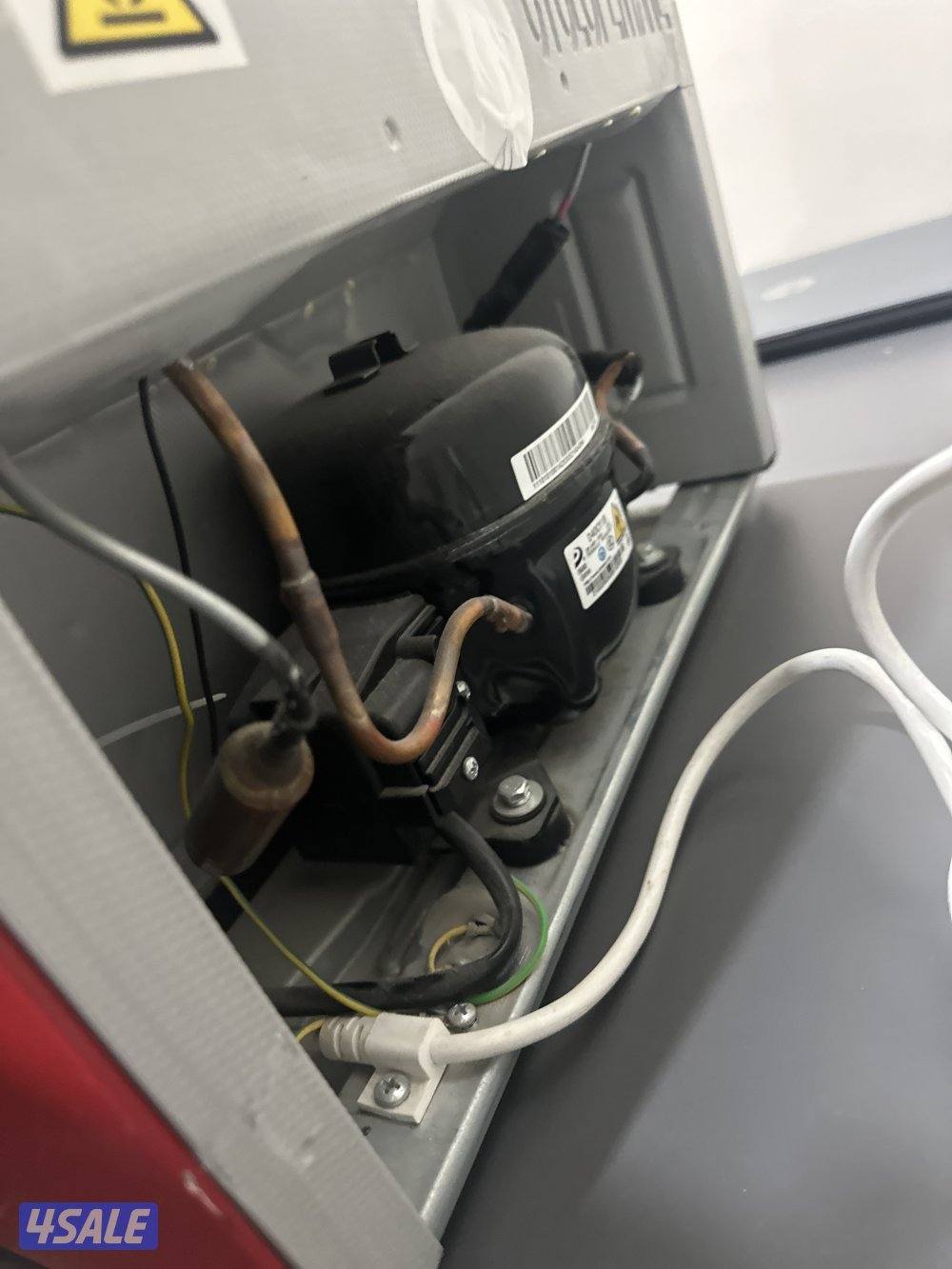 ثلاجه ميديا احمر مع فريزر داخلي8