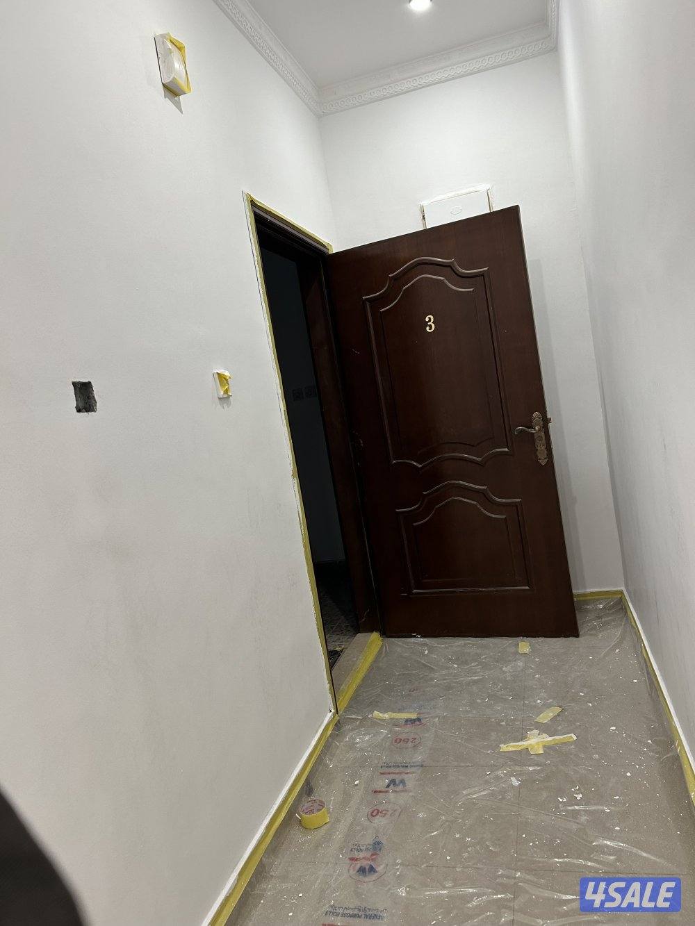 شقة للايجار ثلاث غرف (وحده منهم ماستر )+صاله +مطبخ+حمامين) مصفطين2