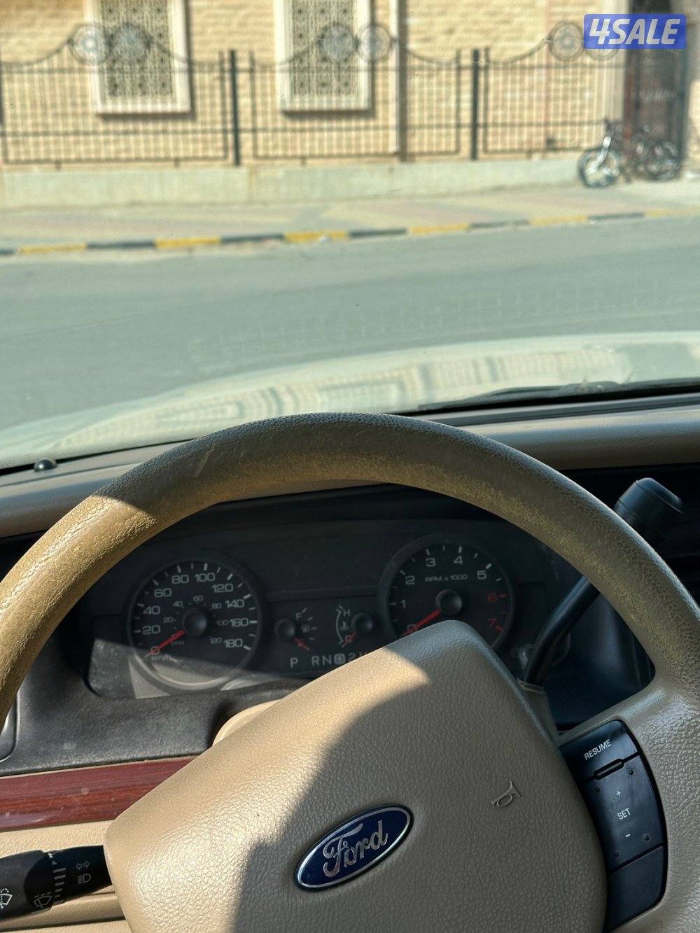 للبيع فورد فيكتوريا موديل ٢٠١٢5