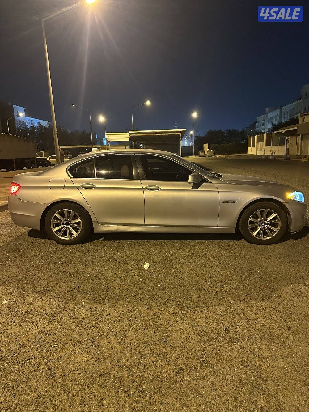 ممشى 296 الف للتواصل واتس فقط بي ام دبليو 520i موديل 20132