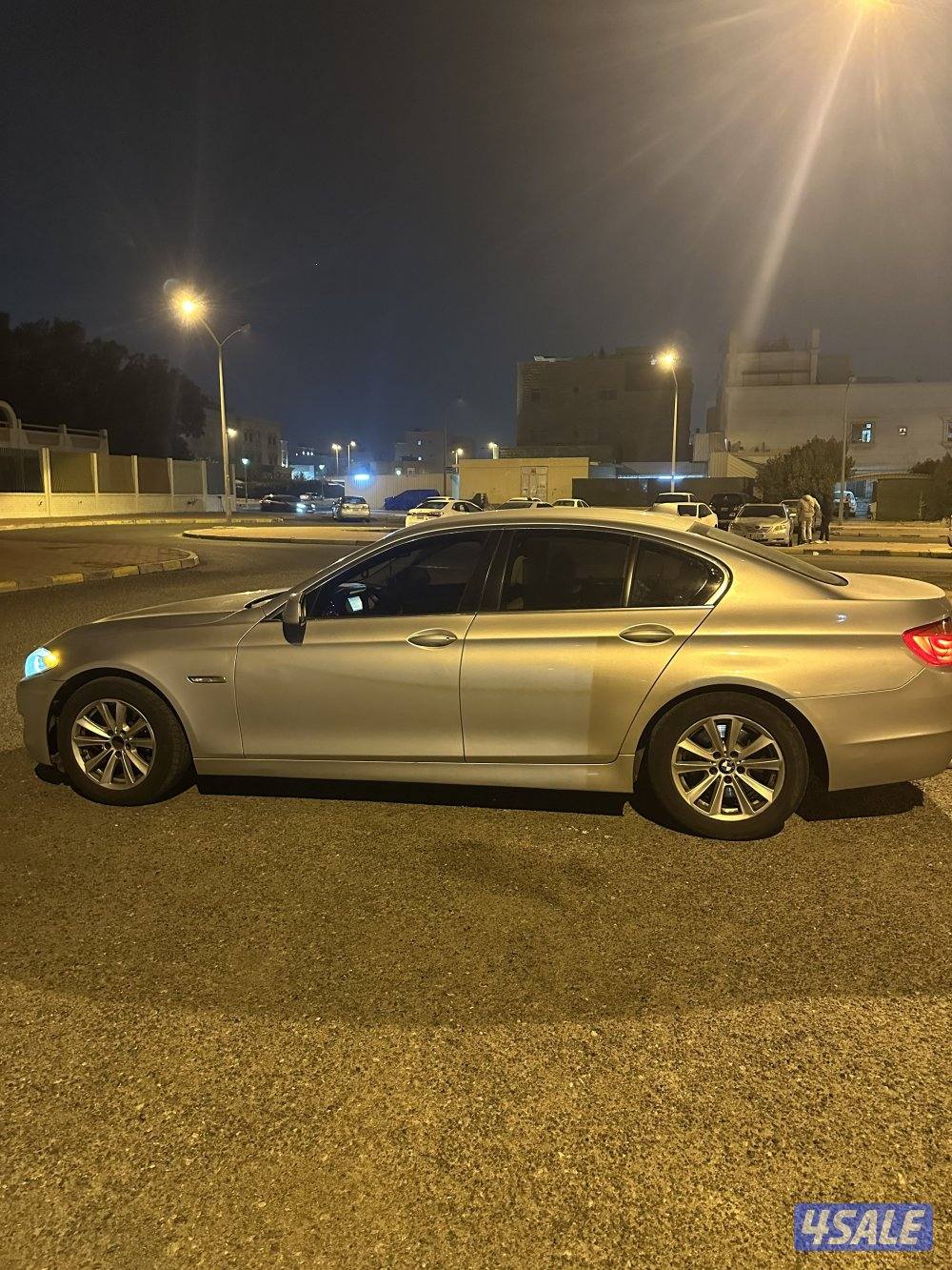 ممشى 296 الف للتواصل واتس فقط بي ام دبليو 520i موديل 20135