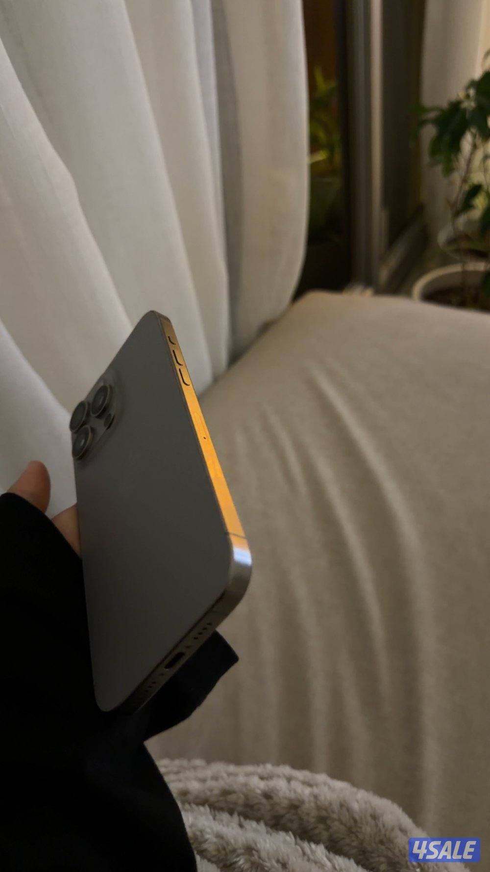 ايفون ١٥ برو ماكس ٢٥٦ قيقا لون تيتانيوم نظيف جدًا مع الكرتون3