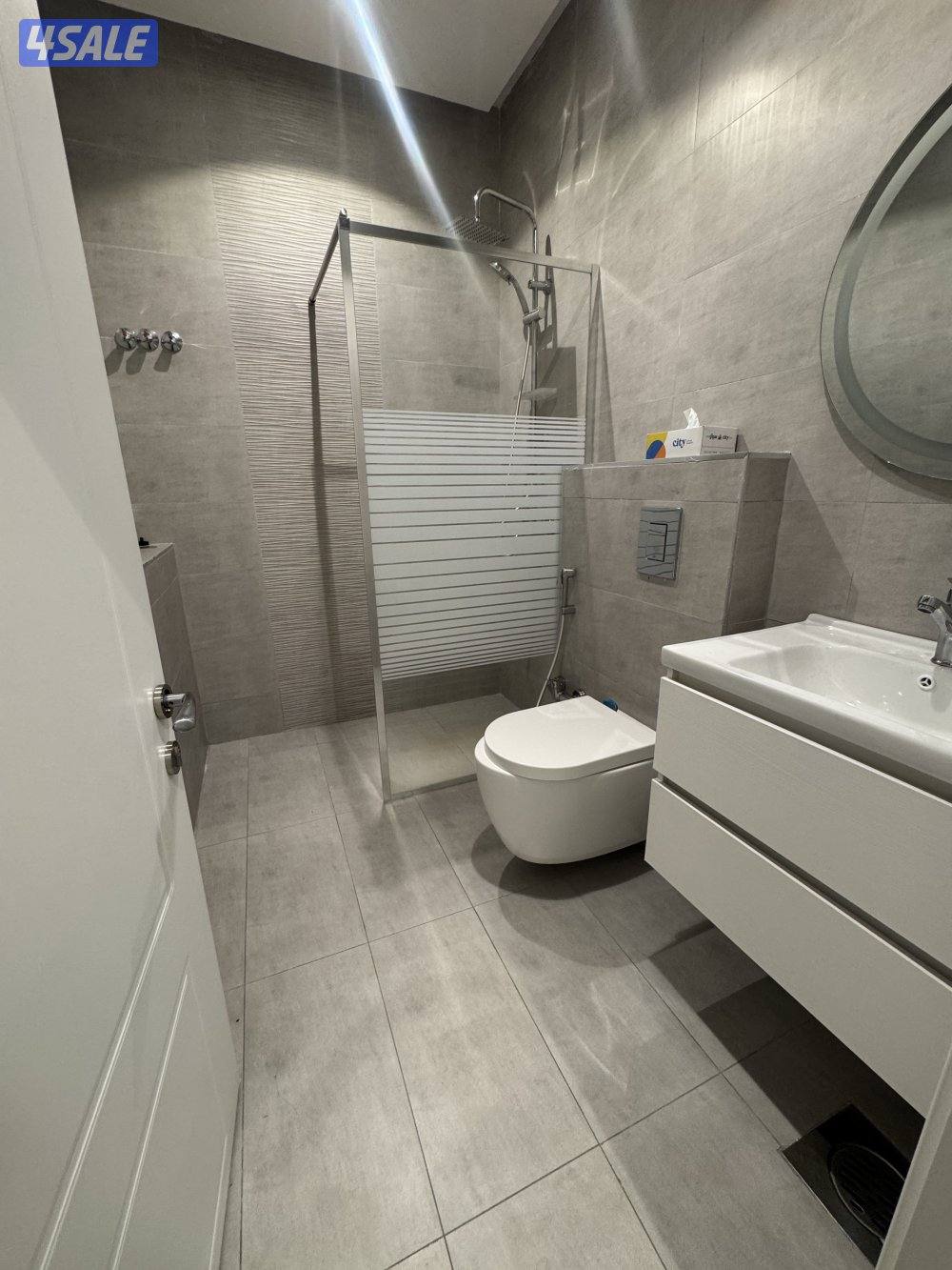 شقه مكونه من صالة و٣ غرف (واحده ماستر) وغرفة معينه وحمامها وموقفين0