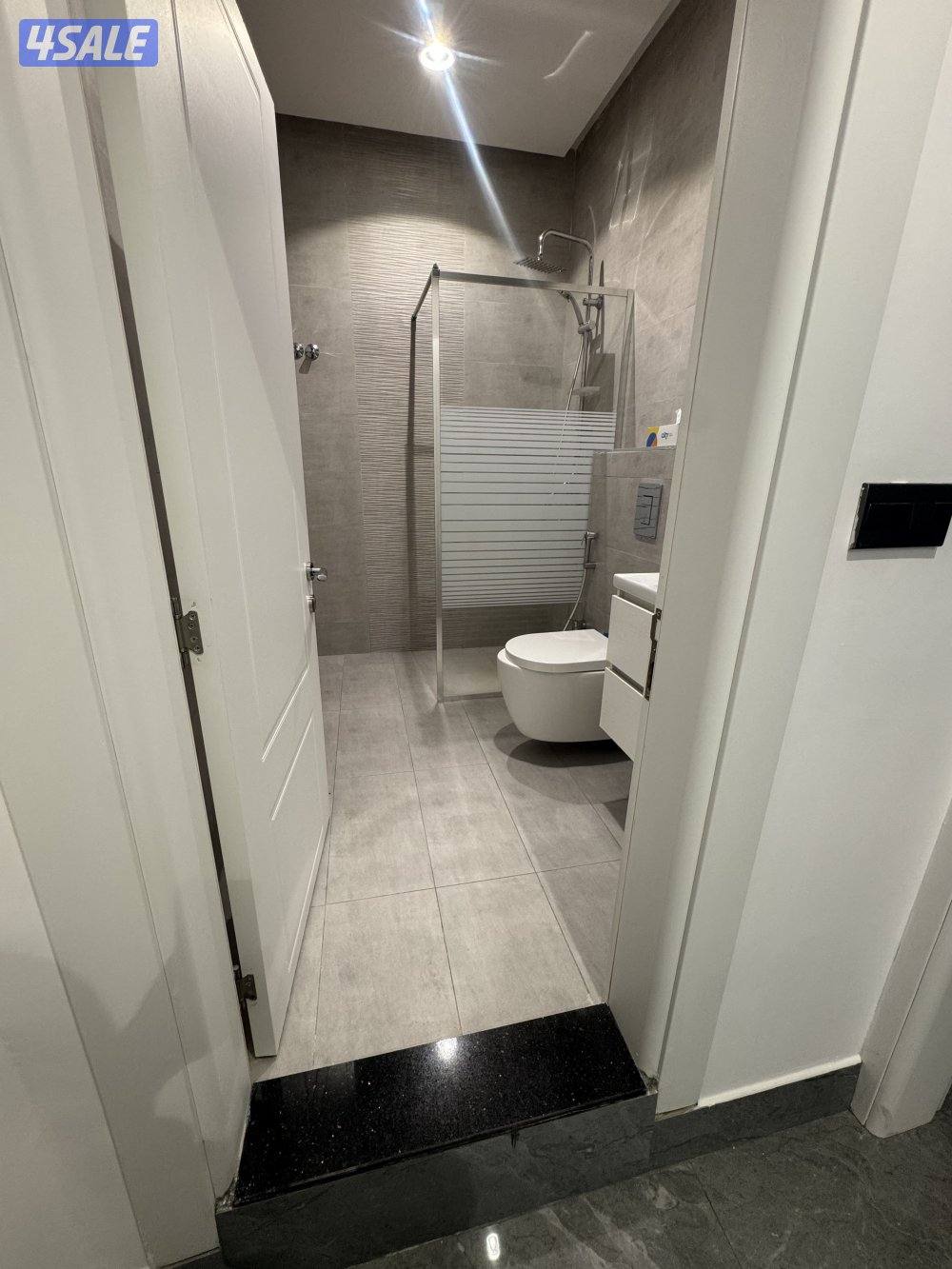 شقه مكونه من صالة و٣ غرف (واحده ماستر) وغرفة معينه وحمامها وموقفين1