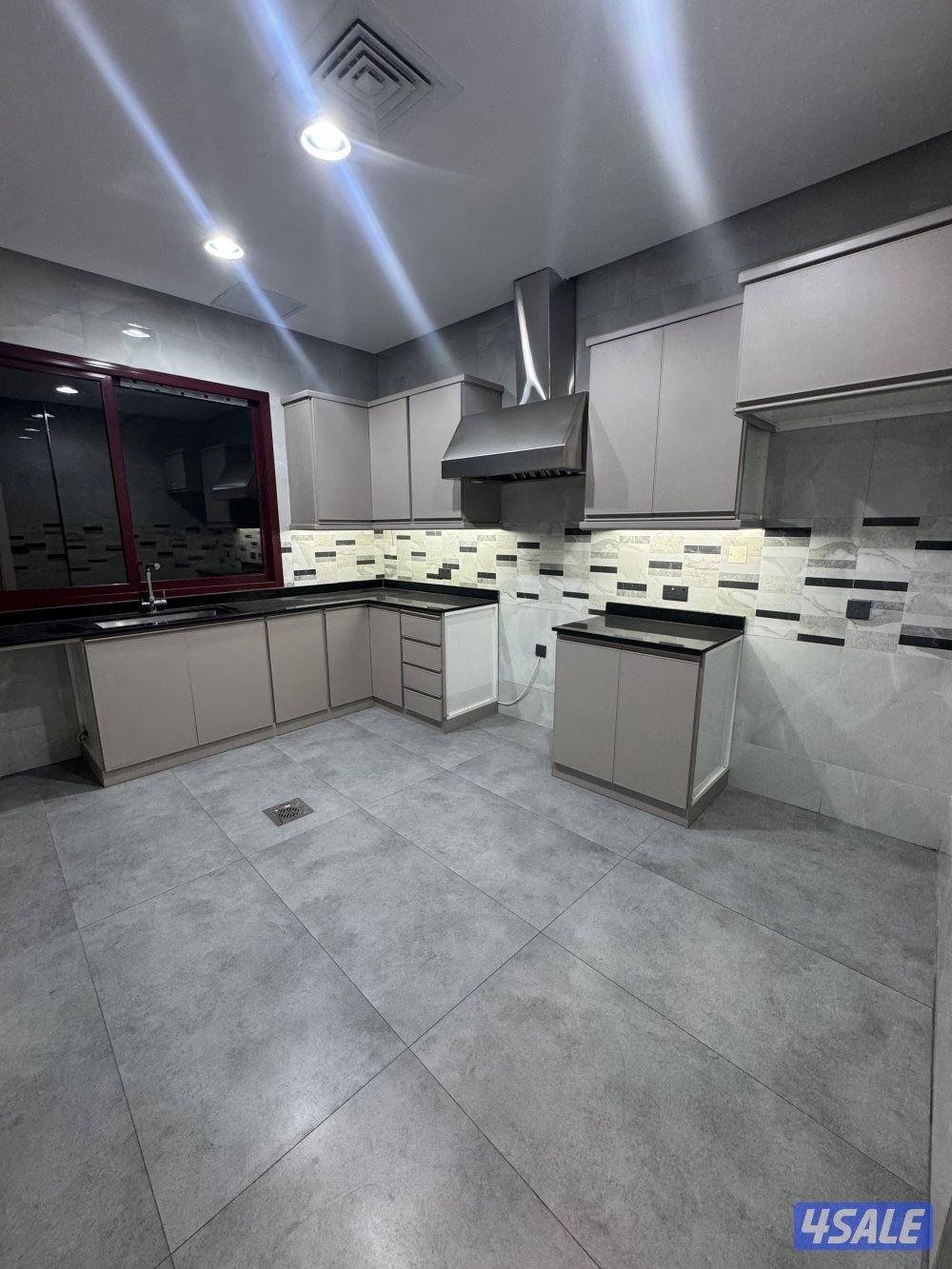 شقه مكونه من صالة و٣ غرف (واحده ماستر) وغرفة معينه وحمامها وموقفين2