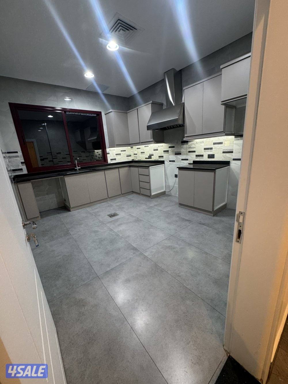 شقه مكونه من صالة و٣ غرف (واحده ماستر) وغرفة معينه وحمامها وموقفين3