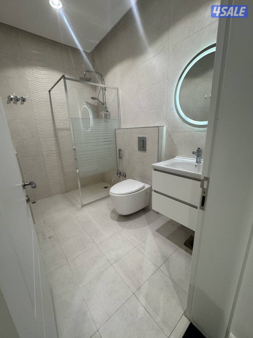 شقه مكونه من صالة و٣ غرف (واحده ماستر) وغرفة معينه وحمامها وموقفين5