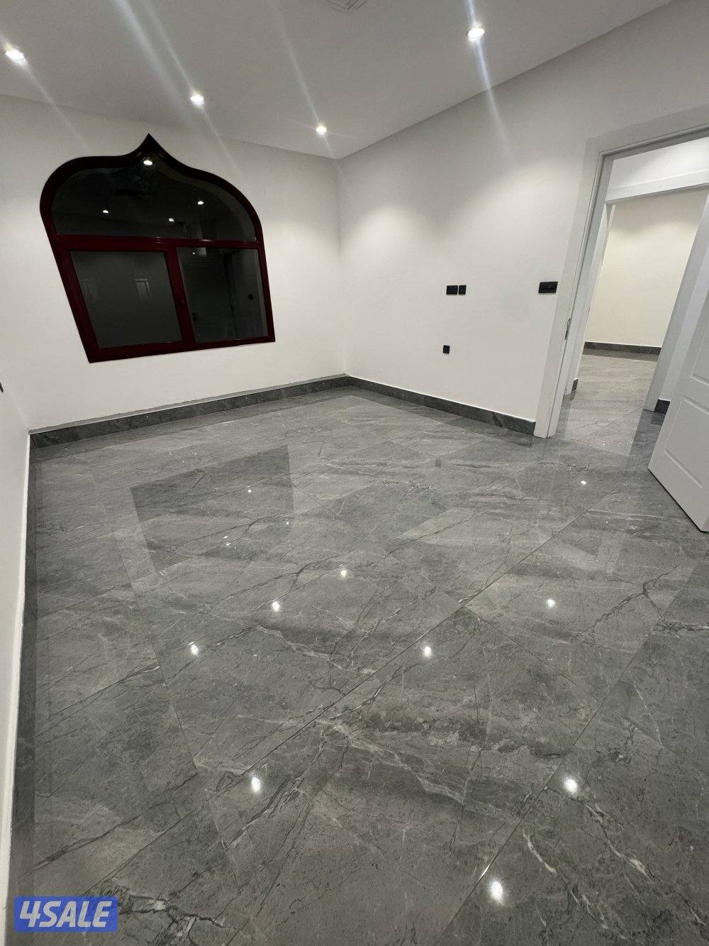 شقه مكونه من صالة و٣ غرف (واحده ماستر) وغرفة معينه وحمامها وموقفين7