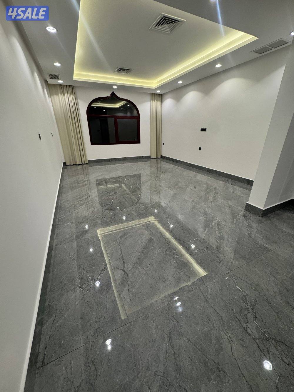 شقه مكونه من صالة و٣ غرف (واحده ماستر) وغرفة معينه وحمامها وموقفين8