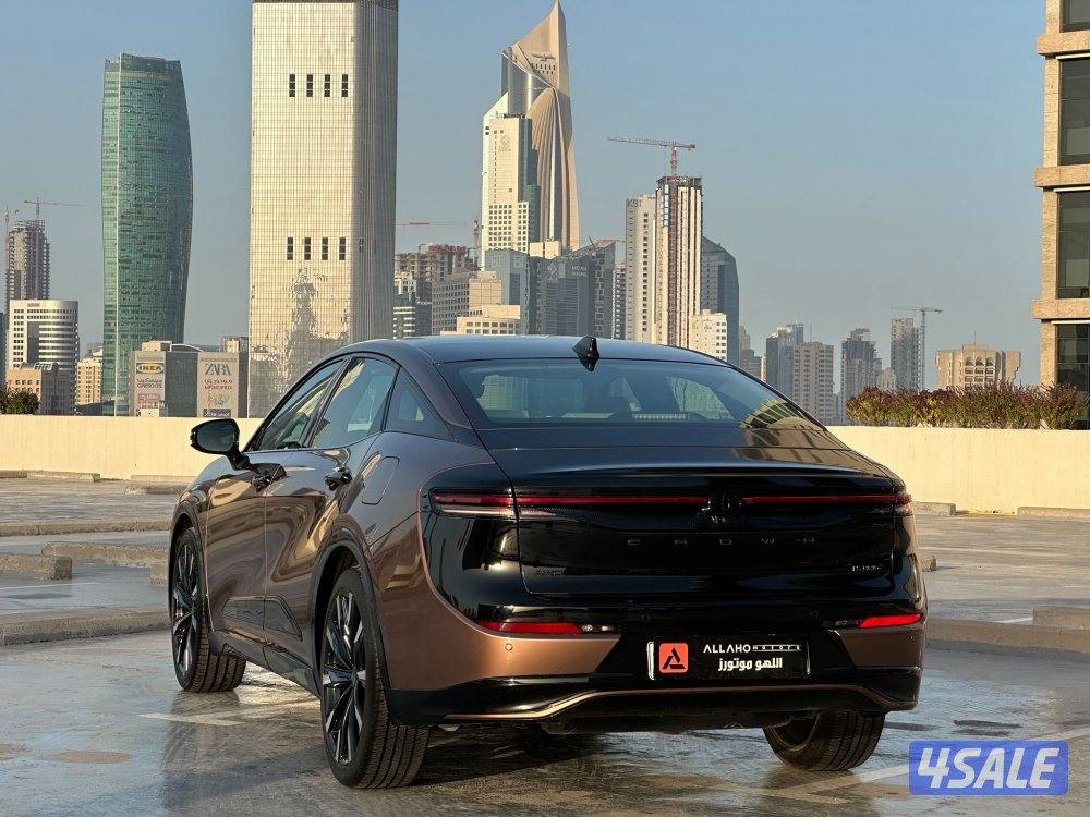 كراونMAJESTA HYBRID موديل2023 عداد20الف وارد الساير تحت الكفاله2