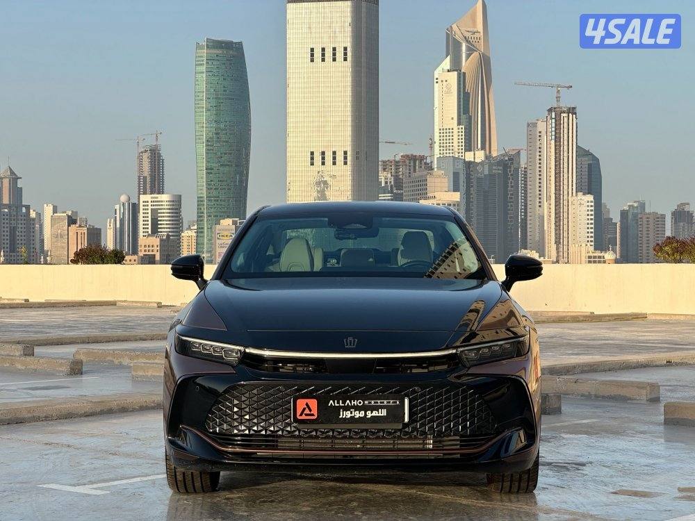 كراونMAJESTA HYBRID موديل2023 عداد20الف وارد الساير تحت الكفاله4