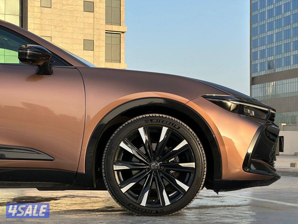 كراونMAJESTA HYBRID موديل2023 عداد20الف وارد الساير تحت الكفاله5