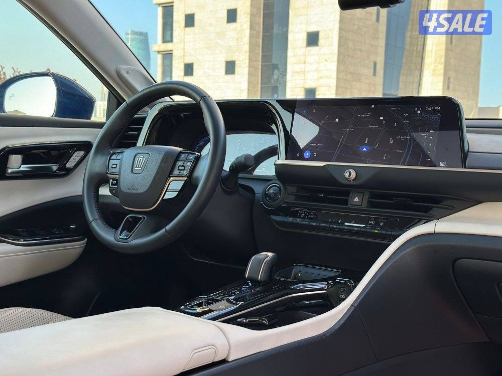 كراونMAJESTA HYBRID موديل2023 عداد20الف وارد الساير تحت الكفاله6