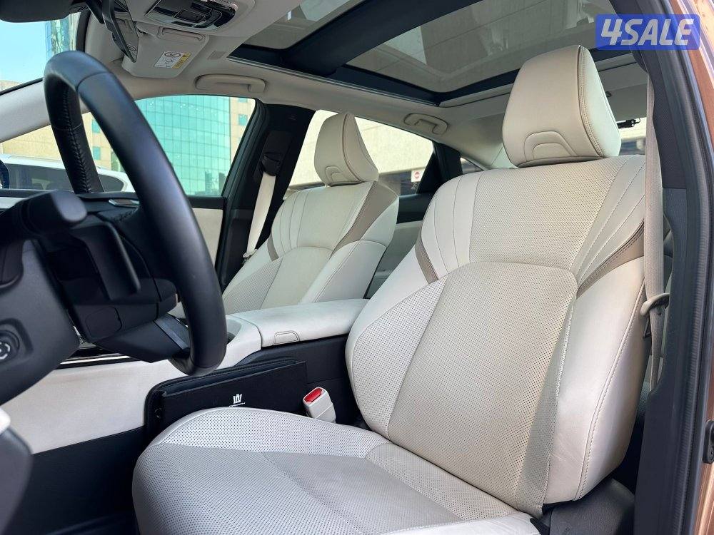 كراونMAJESTA HYBRID موديل2023 عداد20الف وارد الساير تحت الكفاله8