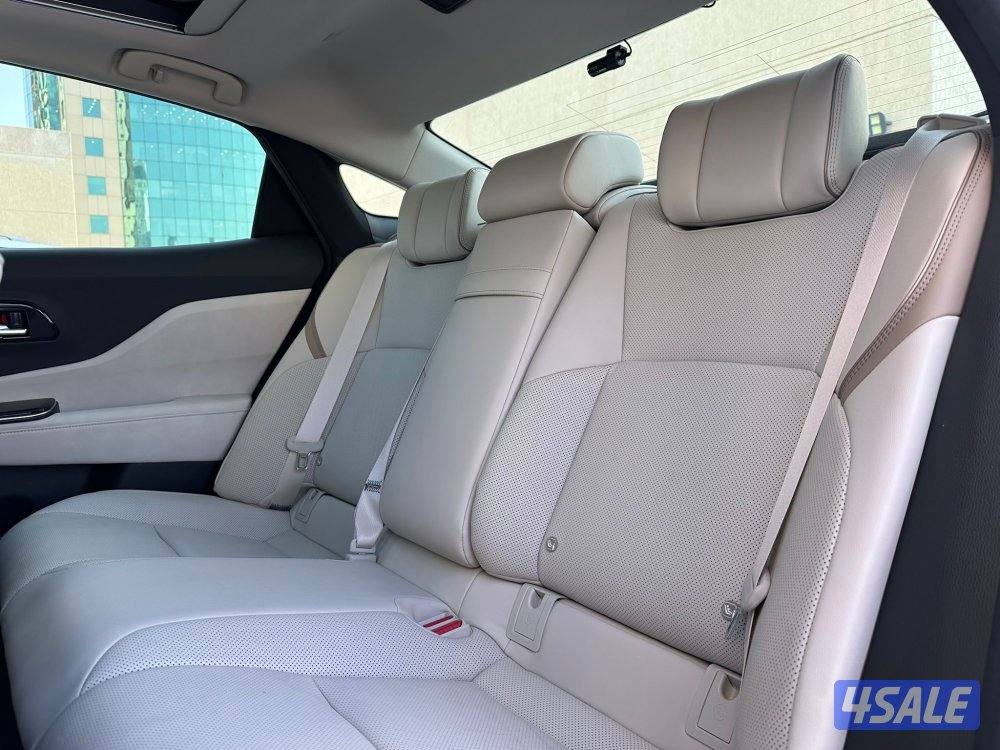 كراونMAJESTA HYBRID موديل2023 عداد20الف وارد الساير تحت الكفاله10