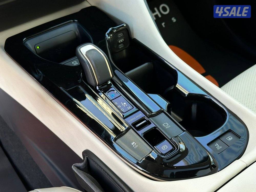 كراونMAJESTA HYBRID موديل2023 عداد20الف وارد الساير تحت الكفاله12