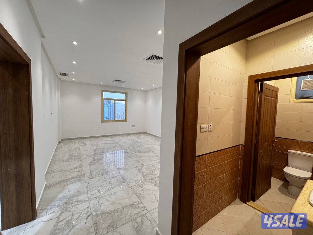 للإيجار بالعقيلة شقة 3 غرف وغرفة خدا-مة مساحات كبيرة وصالة ومطبخ و31