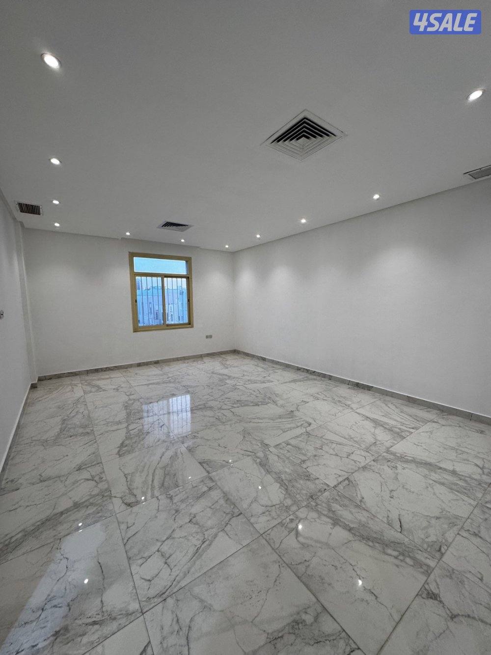 للإيجار بالعقيلة شقة 3 غرف وغرفة خدا-مة مساحات كبيرة وصالة ومطبخ و32