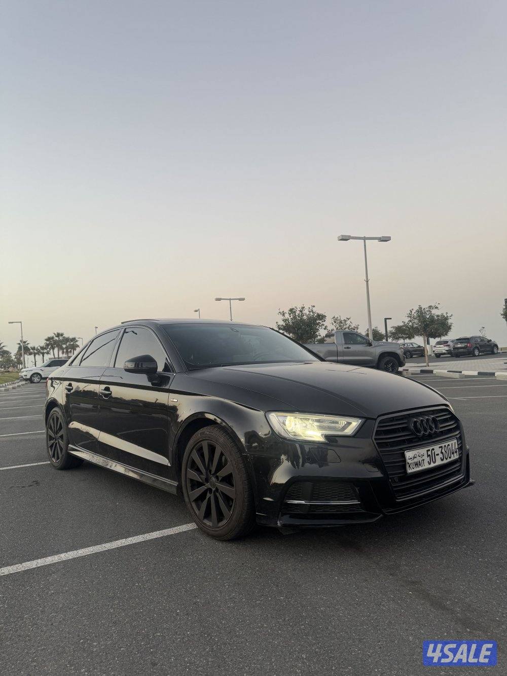 اودي A3 2018 مواصفات S line فل ابشن. ماشية 256 الف. السيارة نضيفه جدا.0