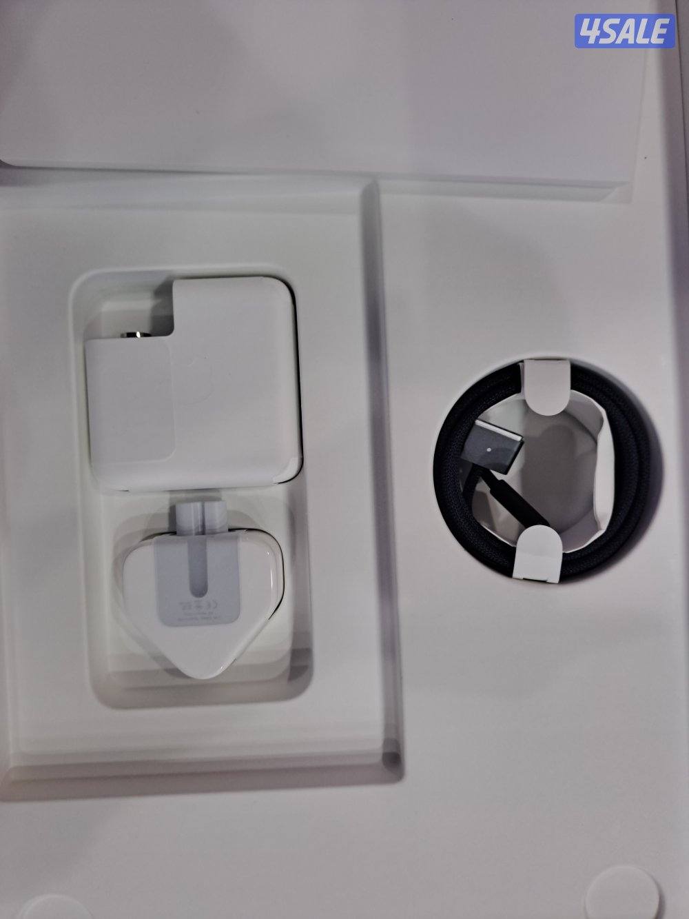 MacBook Pro M5 16gb ram 512 ssd.. 2 charging cycle 100% health2