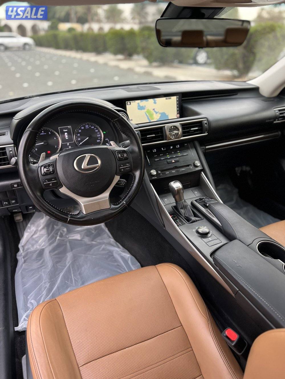 لكزس is200 موديل 2017 فئه تيربو كامل المواصفات شرط الفحص4