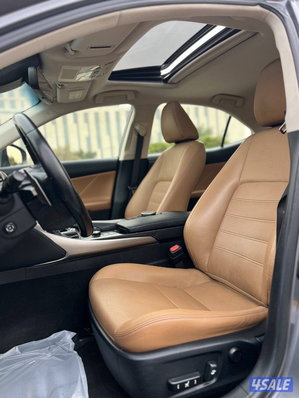 لكزس is200 موديل 2017 فئه تيربو كامل المواصفات شرط الفحص5