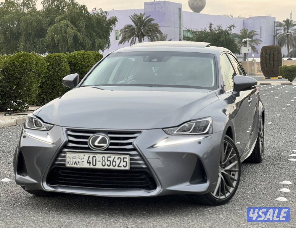 لكزس is200 موديل 2017 فئه تيربو كامل المواصفات شرط الفحص10