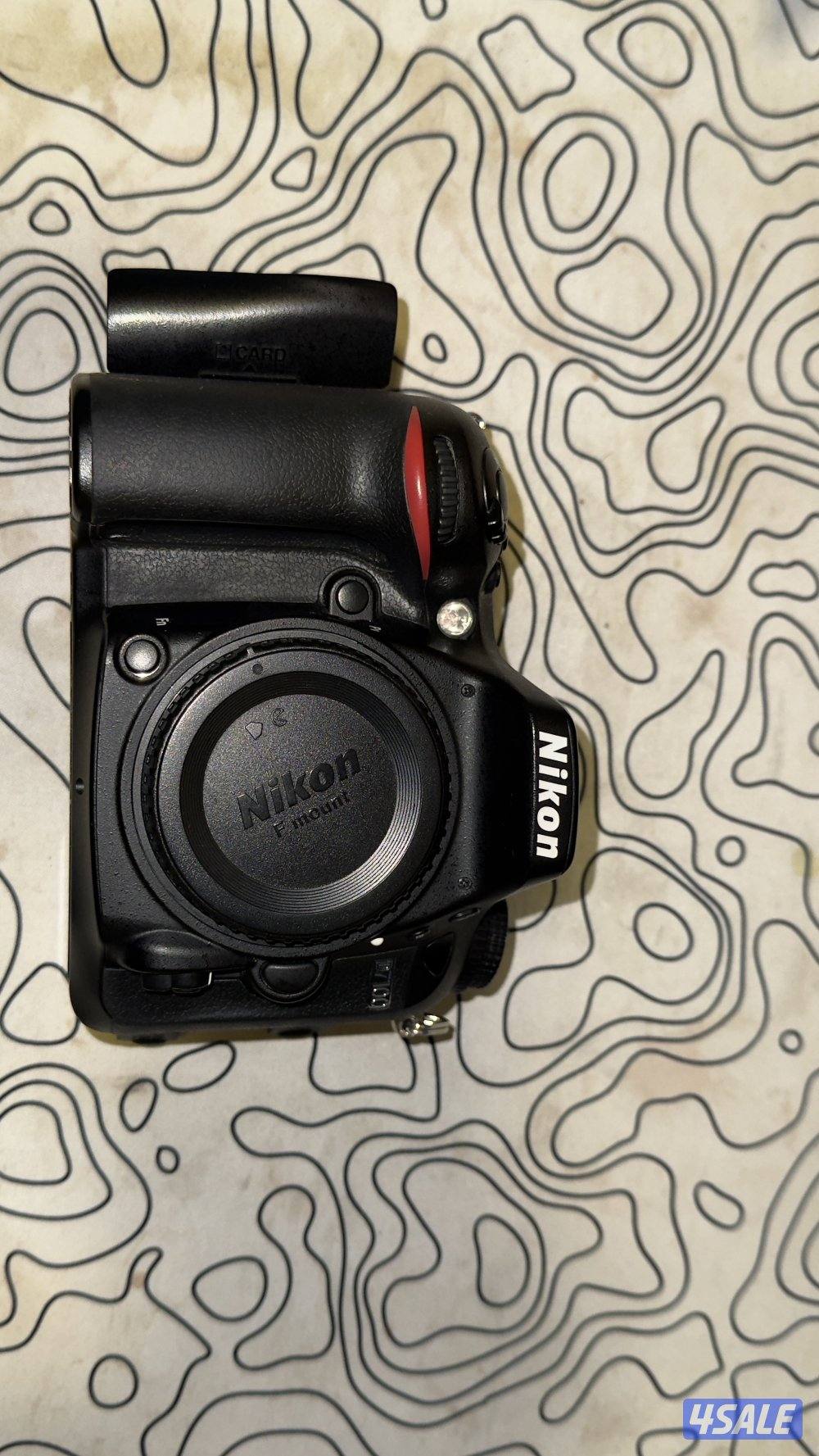 كاميرا نيكون D7100 بحاله جيده استخدام خفيف مع عدسه ٧٠-٢٠٠ f2.81