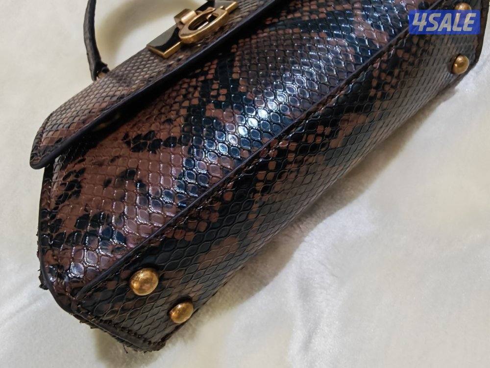 شنطة صغيرة جميلة ماركة جس على شكل جلد الحيه3