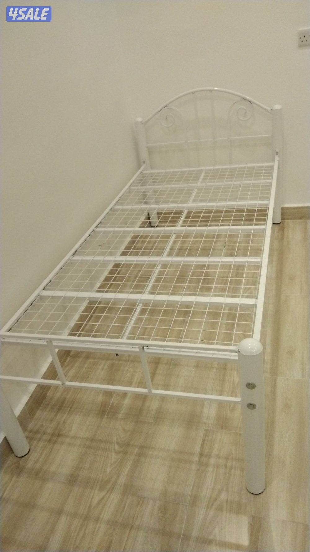 سرير حديد ومرتبه طبيه وبطانيه ومخده والملايات5