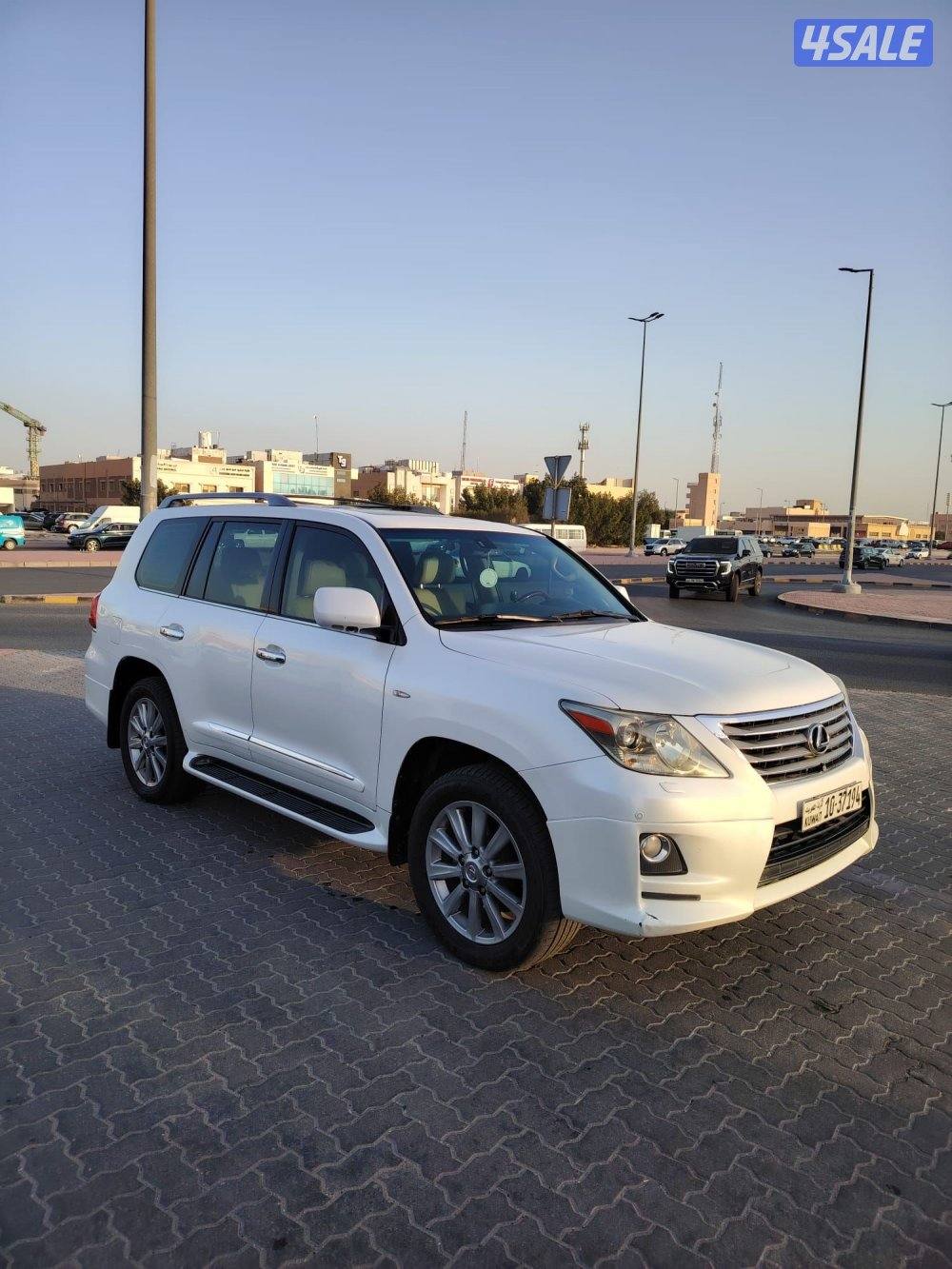 لكزس LX570 الساير 2011 درجه ثانيه مخزن بحاله نادره عداد 94 الف3