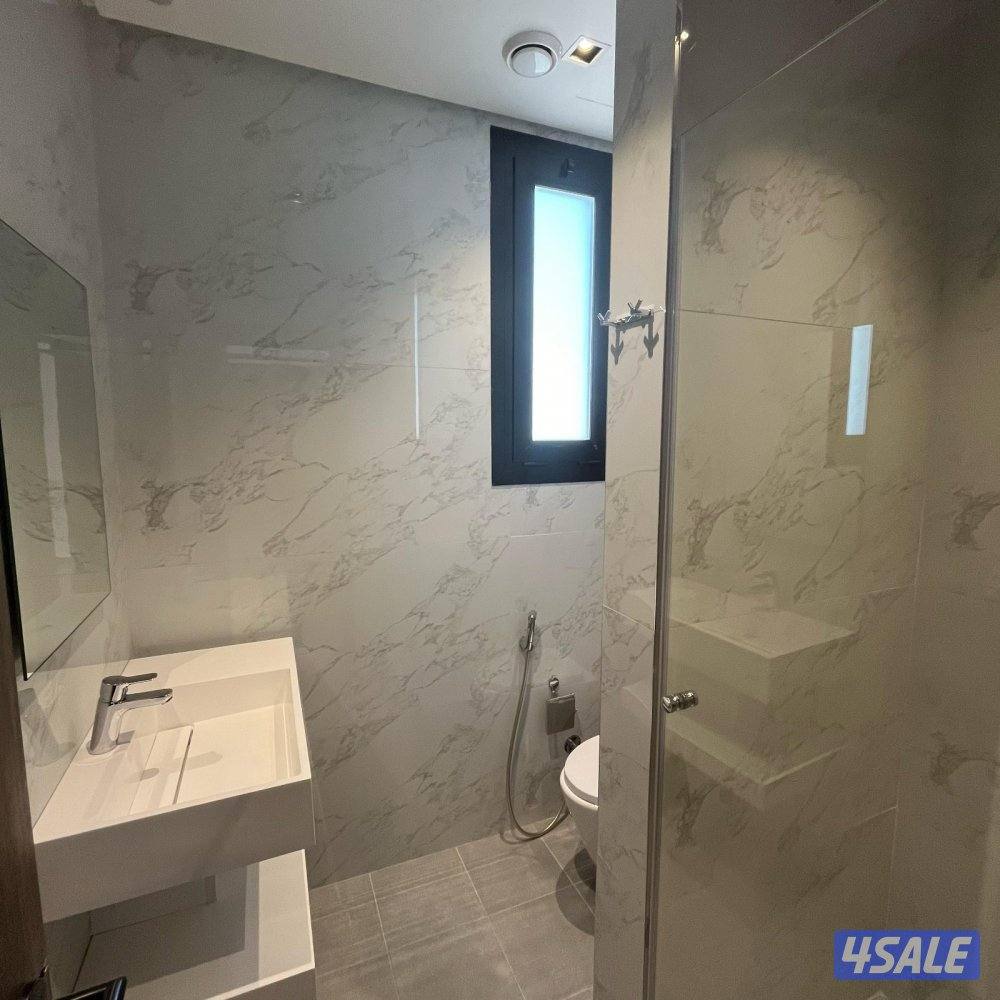 شقة إطلالة بحرية نصف مفروشة مع شهر مجاني للإيجار في شرق5