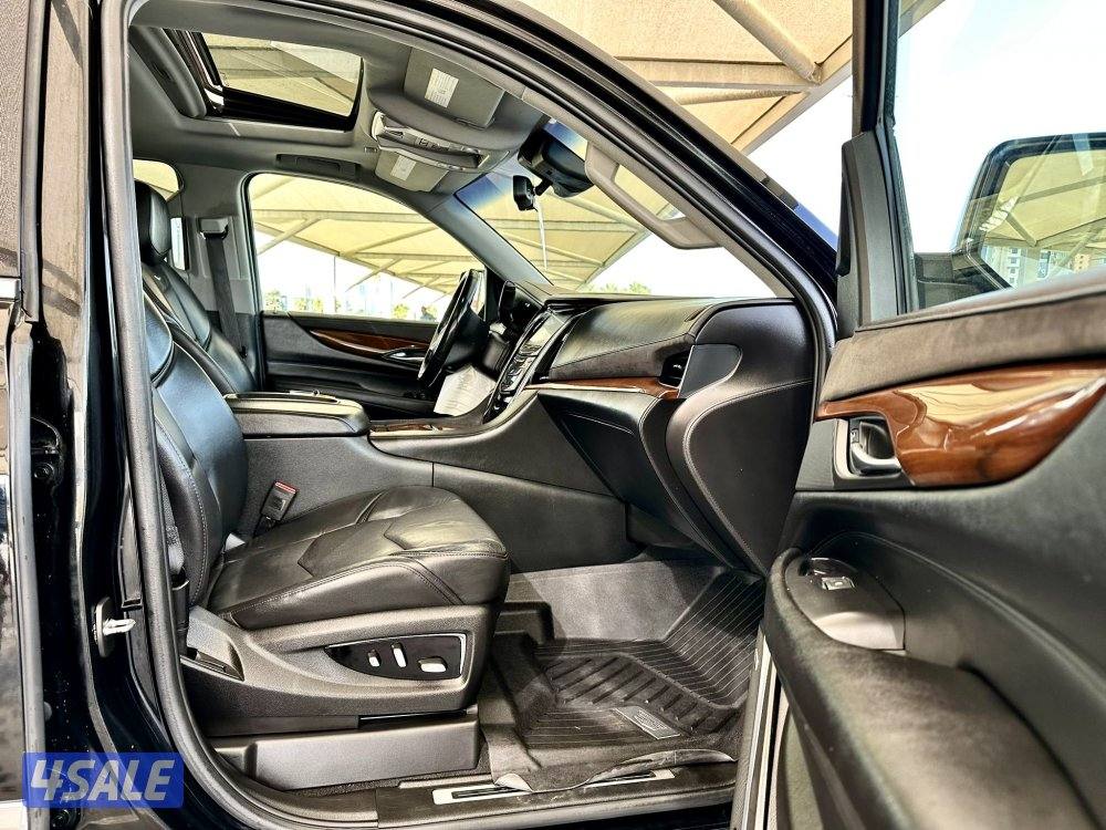 كاديلاك اسكاليد - الموديل:2018 - العداد:1618