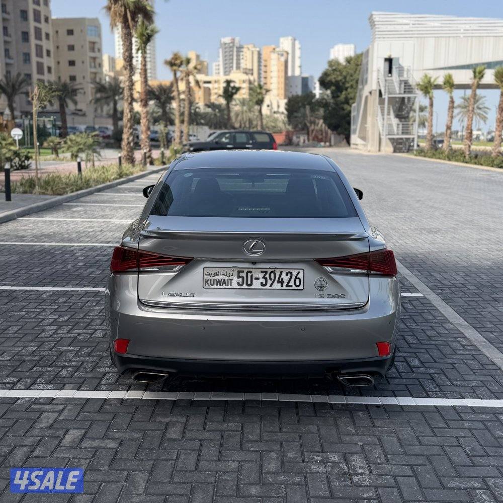لكزس IS300 موديل 2018 عداد 67 الف بحالة نادرة4