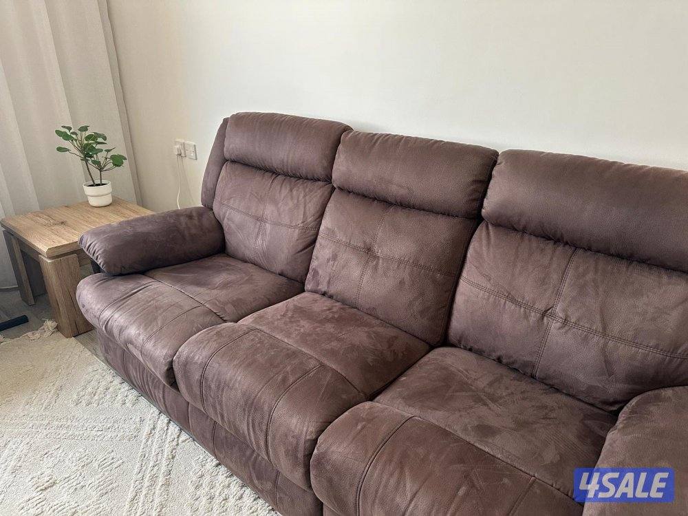 كنب مريح وفخم جدا مع طاولات0