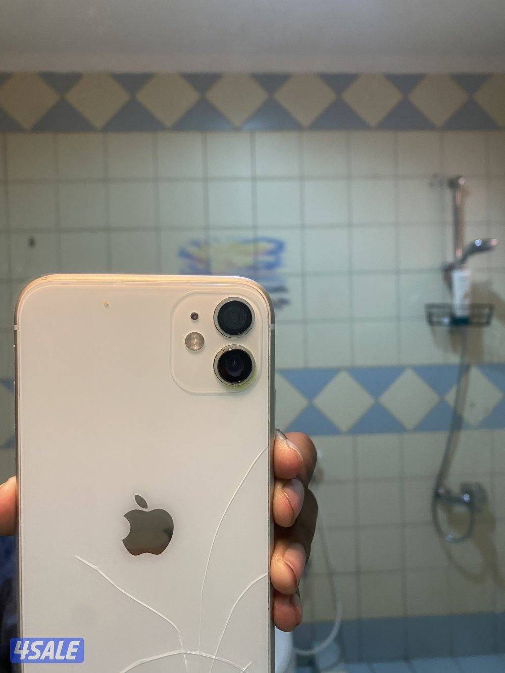 آيفون ١١ للبيع مبدل شاشه والباقي حاله الوكاله ب 453