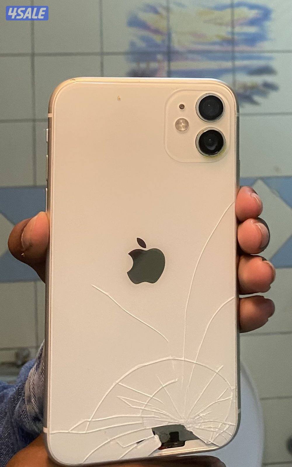 آيفون ١١ للبيع مبدل شاشه والباقي حاله الوكاله ب 454