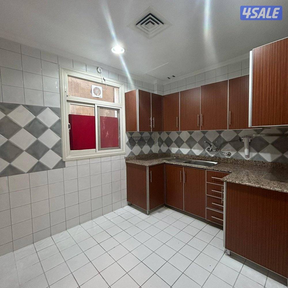 شقة سكنية باطلالة جزئية على البحر للإيجار في السالمية،4