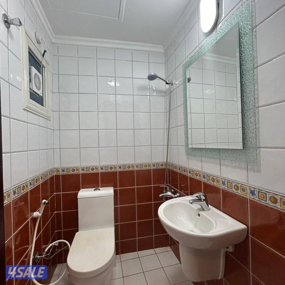 شقة سكنية باطلالة جزئية على البحر للإيجار في السالمية،8