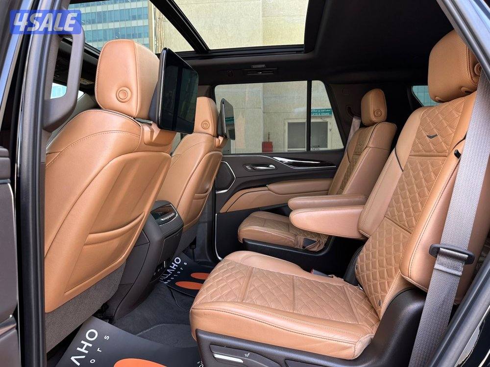 كاديلاك اسكاليدLUXURY موديل2021 عداد77الف وارد الغانم تحت الكفاله8
