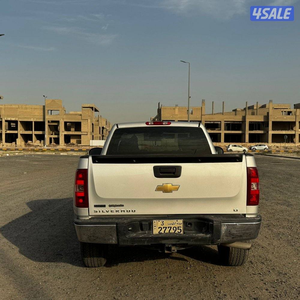 للبيع وانيت سلفرادو موديل 20112