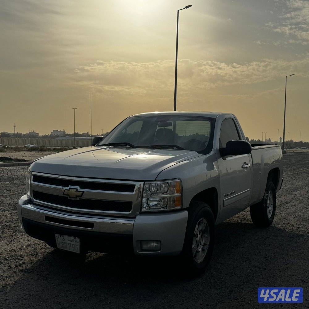 للبيع وانيت سلفرادو موديل 20111